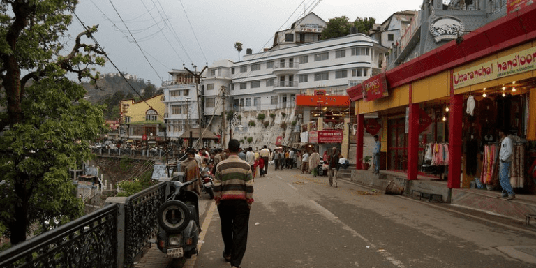 Mall Road (500 m / 5 mins walk)